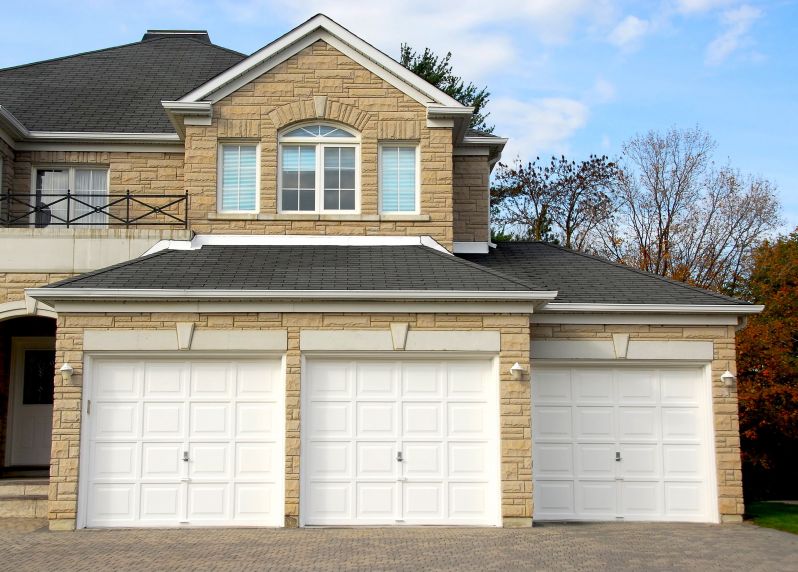 Do You Need a New Door For Your Deerfield Garage? Three Key Signs