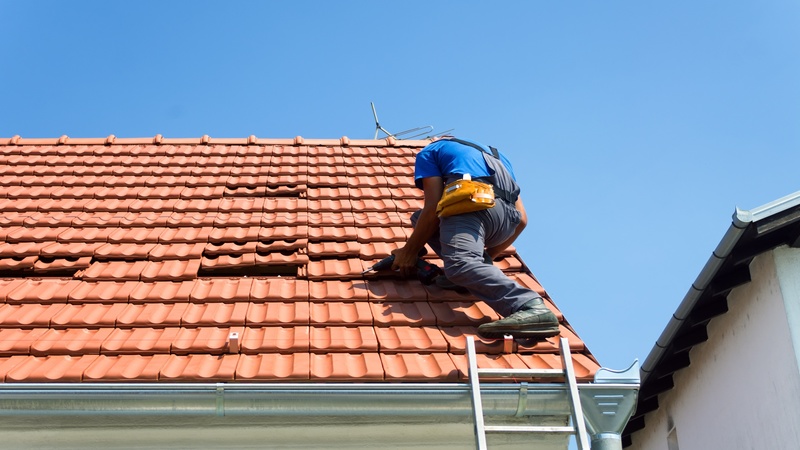 How a Commercial Roofing Contractor in Palm Coast Solves Common Roofing Challenges